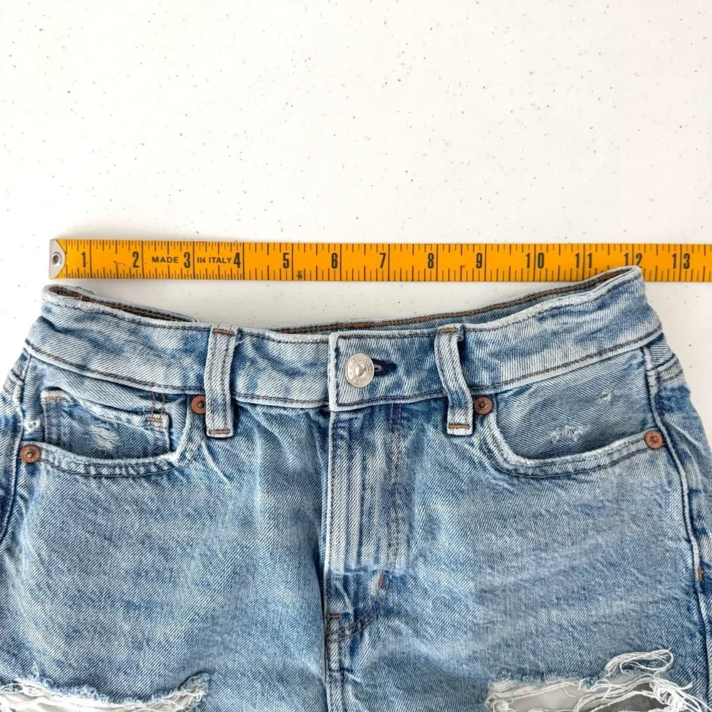 American Eagle Outfitters Baggy Mom Short Distressed‎ Denim Light Wash Size 00